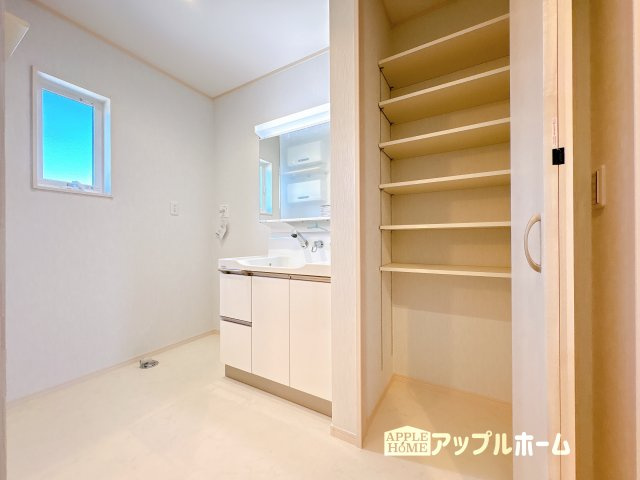 【新築戸建】東松山市松山町3丁目の独立洗面台|ゆとりの洗面スペースで朝の身支度も快適スムーズに。３面鏡で髪のセットやお化粧もストレスなくこなせ、朝から気分良く通勤通学に向かえそうですね！鏡の裏にはたっぷりと収納スペースを標準装備