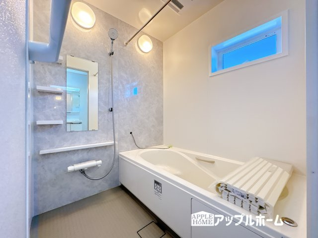 【新築戸建】東松山市松山町3丁目の浴室|窓付きのバスルームは、採光もあり明るく気持ちの良い空間です。窓があることで、換気環境も良好。掃除もスムーズに出来ます