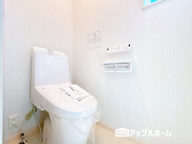 【新築戸建】東松山市松山町3丁目のトイレ|温水洗浄器付き便座を標準装備してます♪窓付きで明るく、快適空間となっております。毎日使う場所だからこその配慮です。