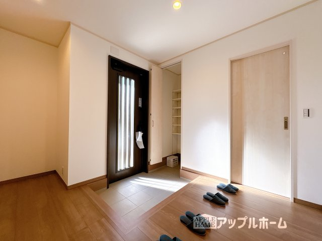 【新築戸建】東松山市松山町3丁目の玄関|ガラススリットの入った玄関ドアは室内に光を届けてくれる大事な存在です。