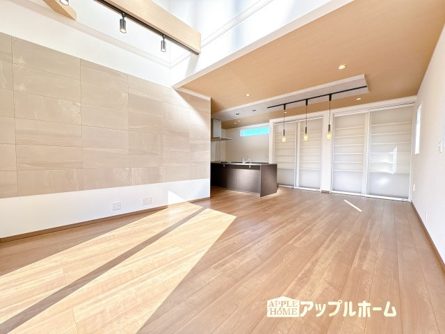 【新築戸建】東松山市松山町3丁目の居間・リビング|窓から差し込む光で家族を温かく包み込みます。明るいリビングで子育てする喜びを☆いつでも見学可能です！