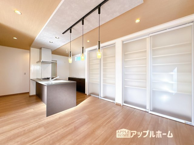 【新築戸建】東松山市松山町3丁目の居間・リビング|広々リビング×対面キッチンで家族の会話も弾みます♪家族団らんの秘訣は間取りにあり☆夢のマイホームを一緒に叶えましょう！