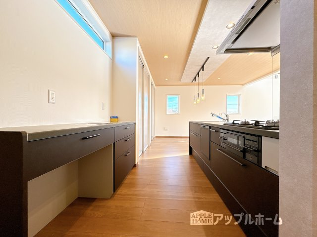 【新築戸建】東松山市松山町3丁目のキッチン|見栄えもよくお手入れもスムーズに出来ます。豊富な収納力もございますので、キッチンスペースをスッキリとお使い頂けそうです。