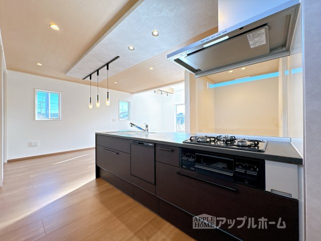 【新築戸建】東松山市松山町3丁目のキッチン|リビング・ダイニングで過ごすご家族を見守りながら作業が可能な対面式のキッチン。家事負担を軽減してくれる、食器洗乾燥機付きです。
