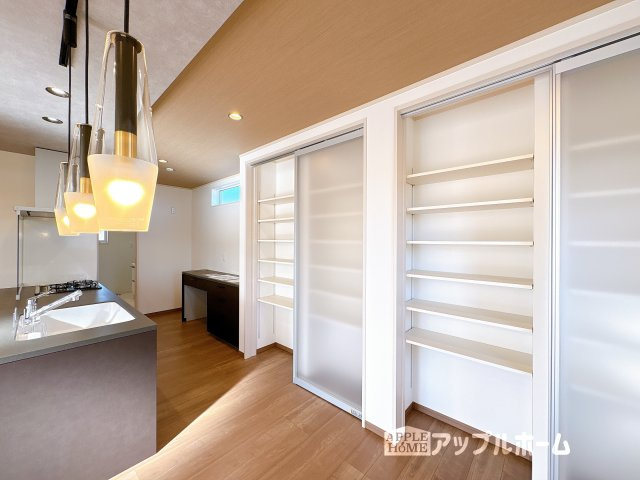 【新築戸建】東松山市松山町3丁目の収納|対面式キッチンは、家族のコミュニケーションを育み、子育て家族にも好適なプラン！リビングで寛ぐご家族をいつも感じられます♪会話を楽しみながら家事ができ、小さいお子様がいても安心です！