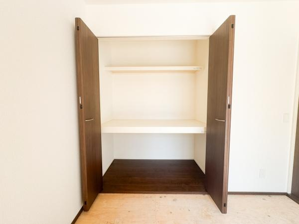 小中島3丁目1期2号棟の和室|リビングに隣接した和室は多用途に使えるので、お子様の遊び場としても、ゆっくりとくつろぐスペースとしても活用できます！