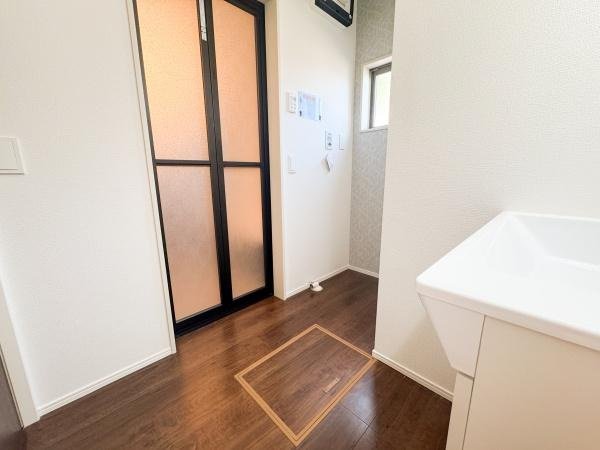 小中島3丁目1期2号棟の独立洗面台|鏡面収納が充実しており洗面台まわりがすっきりと片付きます。洗面台の色もアクセントになっており収納もできるようになっています。