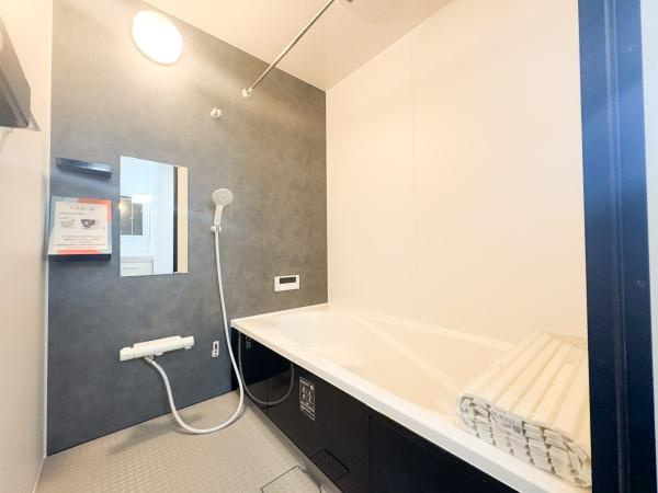 小中島3丁目1期2号棟の独立洗面台|明るく清潔感のある洗面脱衣所。洗濯やお風呂の準備もスムーズにこなせて、毎日の家事がちょっとラクになりそうです。