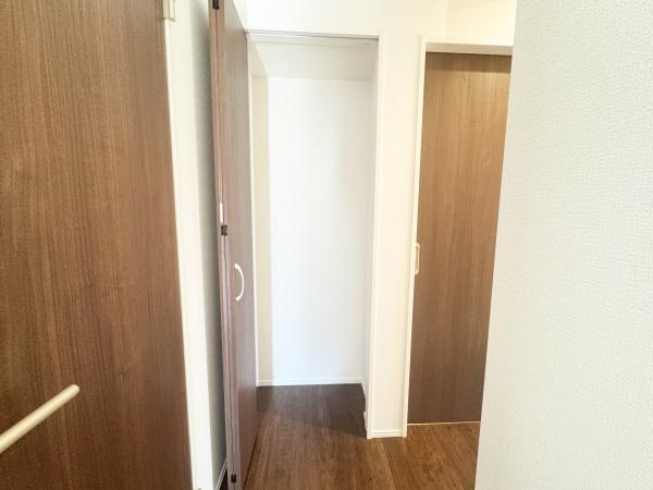 小中島3丁目1期2号棟のトイレ|白を基調とした明るく清潔感のあるトイレです。