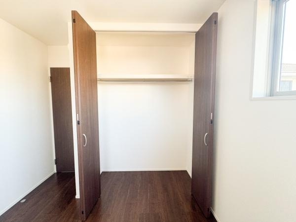小中島3丁目1期2号棟の収納|限られたスペースでも効率よく整理整頓でき、必要なアイテムをすぐに取り出せる便利さがあります。シンプルなデザインで、無駄なく活用できる収納空間です！