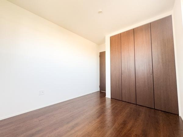 小中島3丁目1期2号棟の収納|十分な収納スペースが確保されたクローゼット。服やバッグ、スーツケースなどを効率よく収納でき、整理整頓も簡単。