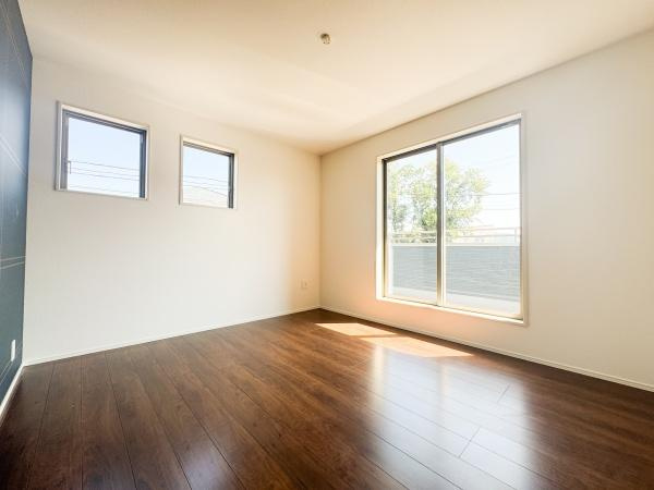 小中島3丁目1期2号棟の洋室|2面採光で明るく、風通し良好です！