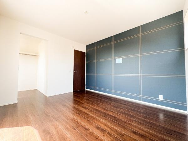 小中島3丁目1期2号棟の洋室|バルコニー付きの洋室は収納スペースが充実しているのでお部屋がスッキリします♪