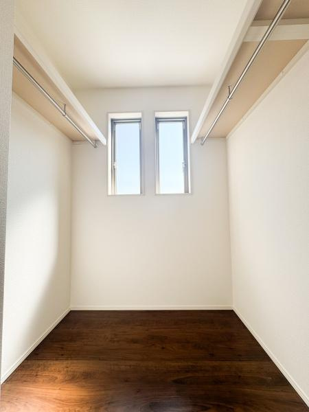 小中島3丁目1期2号棟の洋室|アクセントカラーで可愛らしい洋室