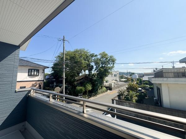 小中島3丁目1期2号棟の収納|十分な収納スペースが確保されたウォークインクローゼット。服やバッグ、スーツケースなどを効率よく収納でき、整理整頓も簡単。