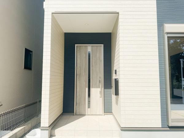 小中島3丁目1期2号棟の内装|2階へ上がる階段は手すりがあり段差もゆったりしているので小さなお子様でも安心◎