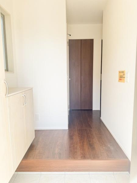 小中島3丁目1期2号棟の玄関|雨の日でも濡れずに出入りできる玄関◎