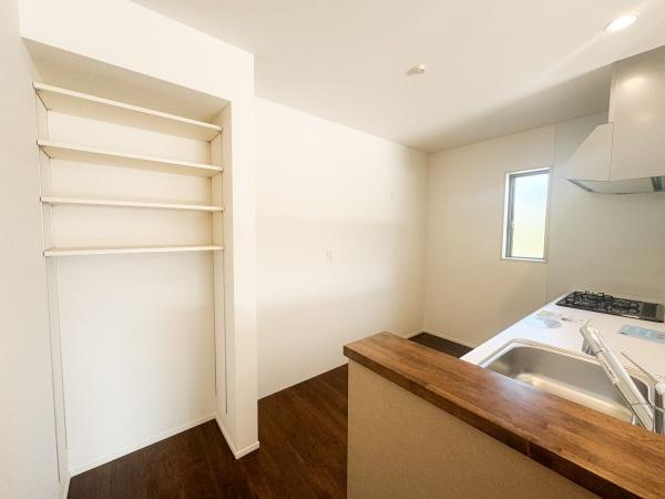 小中島3丁目1期2号棟の居間・リビング|キッチンからご家族の様子が見渡せる設計なので小さいお子様がいるご家庭でも安心！