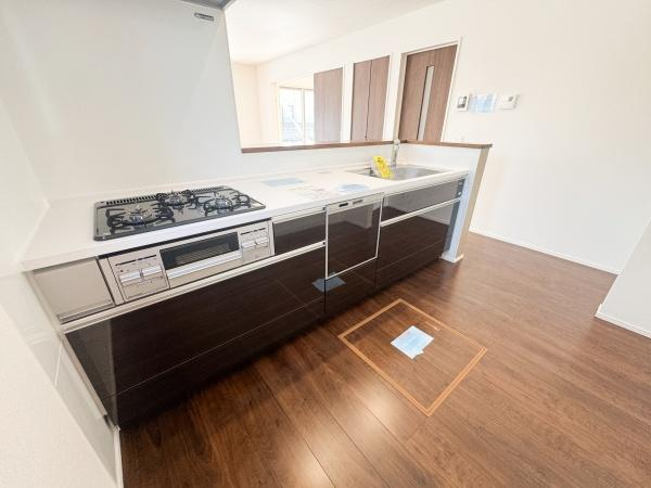 小中島3丁目1期2号棟のキッチン|収納充実のキッチン♪使いやすく家事効率も上がりそうですね！