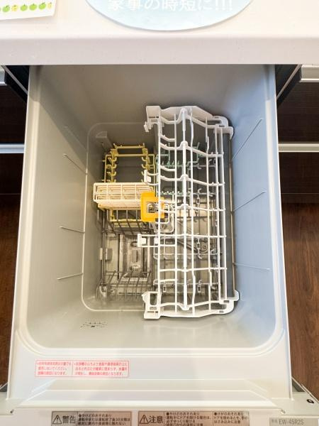 小中島3丁目1期2号棟のキッチン|収納スペースがしっかりと確保されたキッチンです。広々としたカウンターが使いやすそうです。天井照明が空間を明るく照らし、清潔感のある雰囲気です。