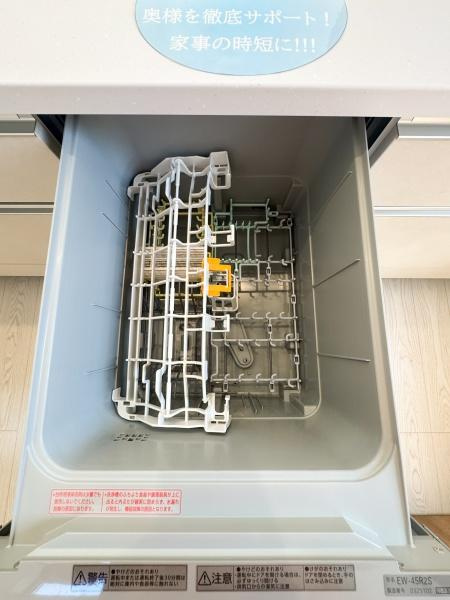 小中島3丁目1期1号棟のキッチン|広々としたカウンターが特徴のキッチンです。明るい光が差し込む窓があり開放感があります。作業スペースもたっぷり確保されています。換気扇やガスコンロが機能的に配置されています。