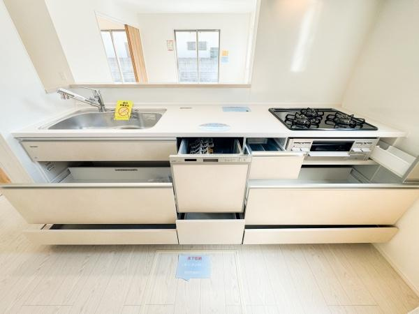 小中島3丁目1期1号棟のキッチン|キッチンにビルトインタイプの食器洗浄機が設置されています。収納力があり日々の食後の片付けに便利です。すっきりとしたデザインでキッチンの見た目を損なわずにご利用いただけます。