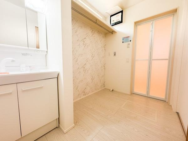 小中島3丁目1期1号棟のキッチン|キッチンは引き出し収納が豊富で整理しやすい設計です。食洗機が備わっており家事が効率的に進みます。ガスコンロとシンクもゆとりある配置で作業がしやすいです。明るい色合いで清潔感があります。