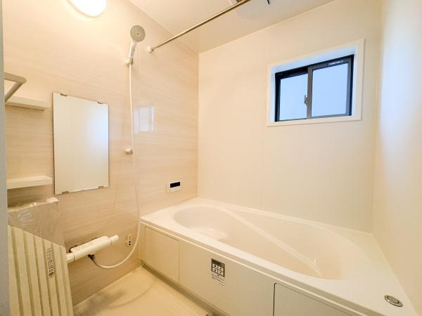 小中島3丁目1期1号棟の独立洗面台|洗面台下部には広めの収納スペースが確保されており整理整頓がしやすい造りです。三面鏡の裏も収納となっており日用品をすっきり収めることができます。明るい照明がついているので手元が見やすい設計です。