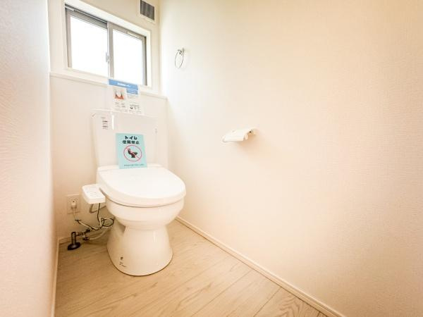 小中島3丁目1期1号棟の浴室|明るい雰囲気のバスルームです。大きな窓があり換気にも便利です。清潔感のある白を基調とした内装で気持ちよく使えます。浴室乾燥機やシンプルな鏡も設置されています。収納棚が付いており整理整頓がしやすいです。