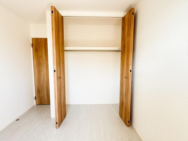 小中島3丁目1期1号棟のトイレ|明るい光が差し込むトイレです。清潔感のあるシンプルな内装が特徴です。窓があり換気もしやすい設計です。スペースにゆとりが感じられます。