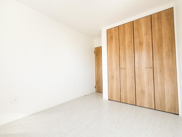 小中島3丁目1期1号棟の収納|シンプルなデザインの収納スペースです。大きな開き戸で物の出し入れがしやすい仕様です。クローゼットにはハンガーポールも付いています。清潔感のある内装が特徴です。収納スペースの広さも魅力の一つです。