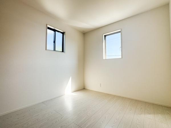 小中島3丁目1期1号棟の洋室|白を基調とした明るい洋室です。木目調のクローゼットがアクセントとなっています。清潔感のある空間で落ち着いた雰囲気です。収納スペースがしっかり確保されています。シンプルな内装で使いやすい洋室です。