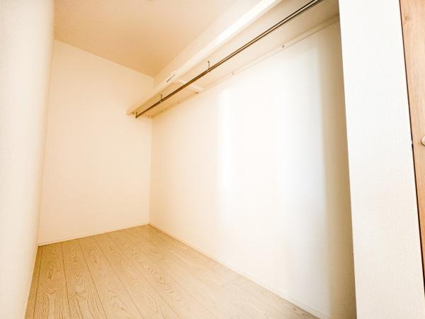 小中島3丁目1期1号棟の洋室|二面採光で室内が明るくナチュラルなフローリングが魅力的です。窓からの眺望も楽しめる洋室です。シンプルな内装で幅広いインテリアに対応可能です。無駄のないレイアウトで使いやすさも特長です。