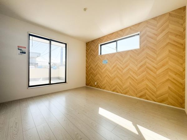 小中島3丁目1期1号棟の収納|明るく清潔感のある収納スペースです。床面もしっかりと広さが確保されています。シンプルなデザインで使い勝手が良い空間です。天井のハンガーパイプも装備されています。さまざまなアイテムの整理が可能です。