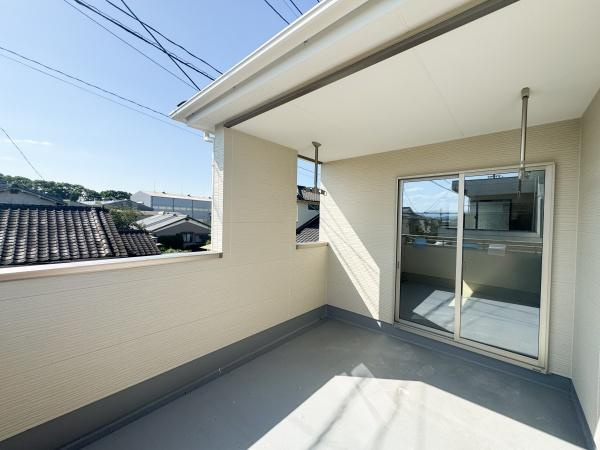 小中島3丁目1期1号棟の洋室|明るい光が差し込む洋室で開放感を感じられます。アクセントクロスが個性的な印象を与えます。床の色合いもナチュラルで清潔感があります。2面採光により日中も自然光がたっぷり入ります。