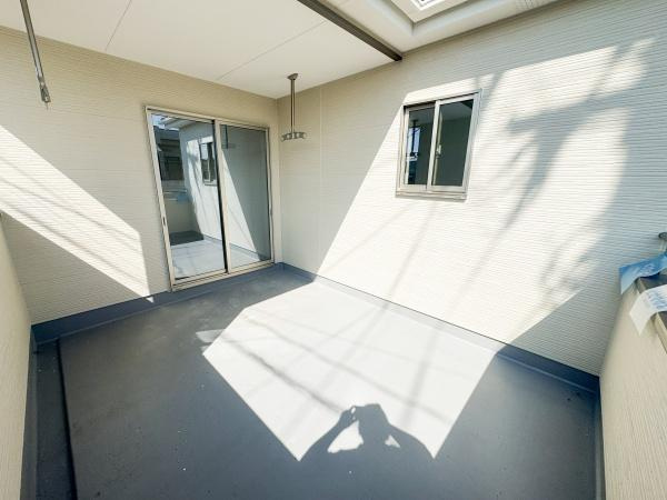 小中島3丁目1期1号棟のバルコニー|開放感のあるバルコニーが魅力的です。日当たりが良く爽やかな風を感じられる空間となっています。ゆとりあるスペースがしっかり確保されています。ガラス扉で室内との行き来も便利です。