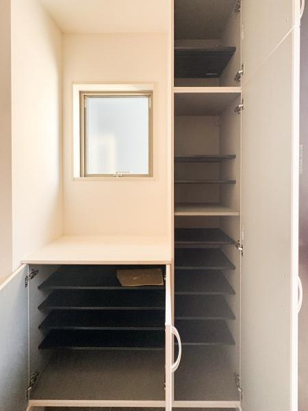 小中島3丁目1期1号棟の玄関|玄関には大きな窓から自然光が差し込み明るい空間が広がっています。収納力のあるシューズボックスも完備されており使いやすさを感じられます。