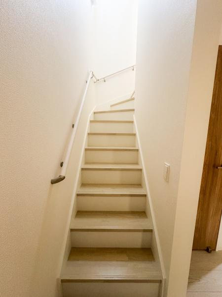 小中島3丁目1期1号棟の玄関|玄関には収納棚が豊富に備え付けられております。小窓が設置されており採光が確保されています。収納スペースが多く物の整理整頓に便利です。玄関の扉も開閉しやすいデザインです。