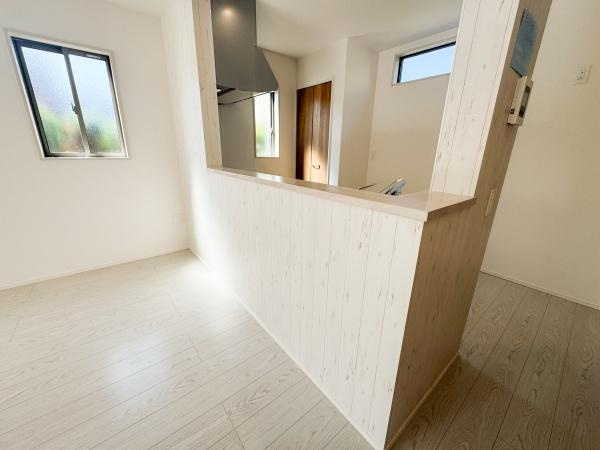 小中島3丁目1期1号棟の居間・リビング|大きな窓から光が差し込むリビングは明るさが感じられます。床材の色合いが空間に開放感を演出しています。収納扉も設置され整理しやすい点が魅力です。隣接の空間とも調和し幅広い用途に活用できます。