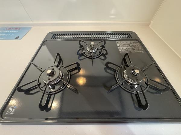 小中島3丁目1期1号棟のキッチン|明るい光が差し込むキッチンは清潔感のあるホワイトを基調とした空間です。アクセントとなる木目調のカウンターが特徴です。通風や採光にも配慮された設計となっています。