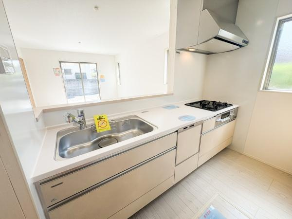 小中島3丁目1期1号棟のキッチン|シンプルで清潔感のあるキッチンです。広々とした作業スペースが確保されています。3口コンロが設置されていて調理がしやすいです。シンクも使いやすい大きさです。