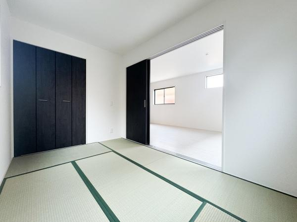 大字光吉5期1号棟の和室|シンプルなデザインの和室が落ち着いた雰囲気を演出しています。収納スペースも充実しておりお部屋がすっきりと使えます。隣室との間仕切りは引き戸仕様で使い勝手が良いです。