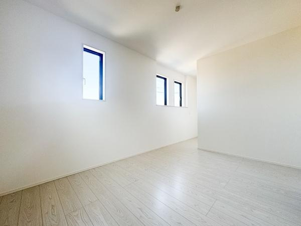 大字光吉5期1号棟の洋室|明るい光が差し込む洋室です。落ち着いた色合いの壁が印象的で収納スペースも充実しています。シンプルな内装でさまざまなコーディネートが楽しめます。フローリングが清潔感を演出しています。