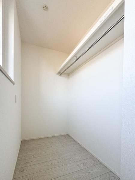 大字光吉5期1号棟の収納|収納スペースがしっかり確保されています。シンプルなデザインで清潔感があります。使い勝手の良い広さが魅力です。窓からの採光で明るい印象です。