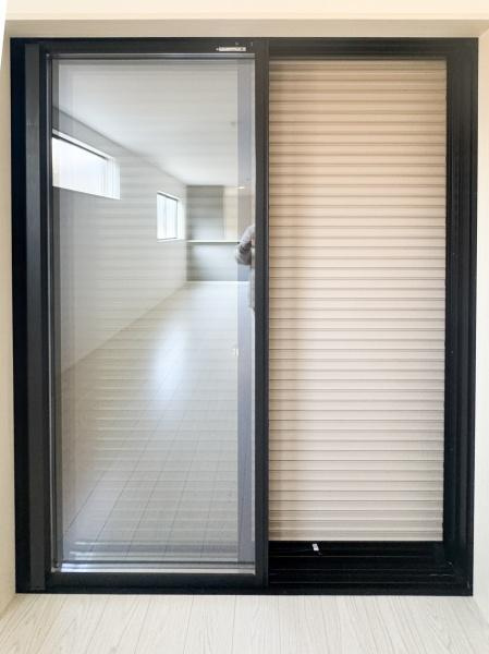 大字光吉5期1号棟の玄関|明るい玄関スペースに収納が豊富なシューズボックスを設置しています。床はお手入れしやすいタイル仕様です。木目のドアが空間を引き締めています。窓からの採光も嬉しいポイントです。