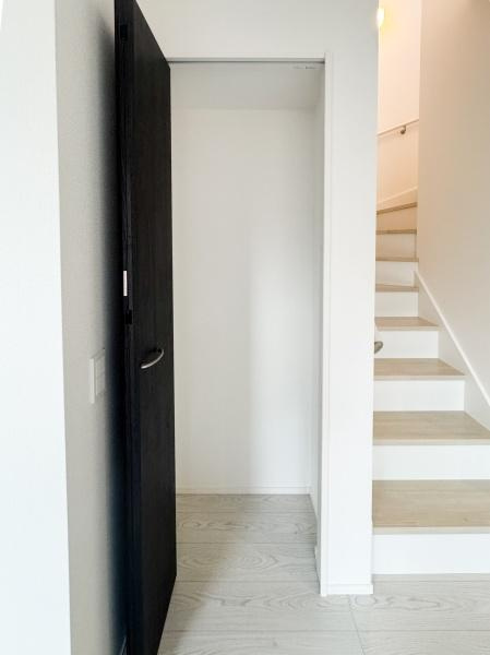 大字光吉5期1号棟の収納|階段下のスペースを有効活用した収納です。シンプルなデザインで使い勝手が良いです。扉付きなので見た目もすっきりとします。居室の雰囲気を損なわずに導線上に配置されています。