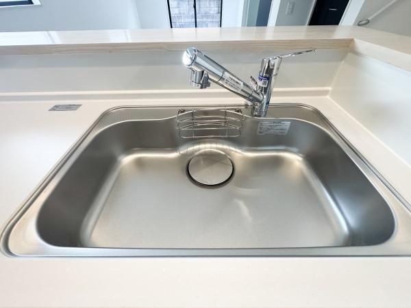 大字光吉5期1号棟のキッチン|清潔感のあるシンプルなシンクが特徴的です。ステンレス素材でお手入れもしやすい仕様となっています。ゆったりとしたスペースが確保されており使い勝手に配慮されています。