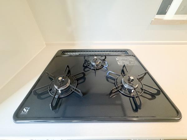 大字光吉5期1号棟のキッチン|清潔感のあるシンプルなシンクが特徴的です。ステンレス素材でお手入れもしやすい仕様となっています。ゆったりとしたスペースが確保されており使い勝手に配慮されています。