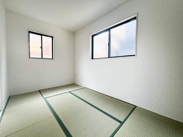 大字光吉5期1号棟の和室|二面採光で明るさが広がる和室です。シンプルな内装で落ち着いた雰囲気が特徴です。ゆったりとした畳のスペースが魅力的です。壁や窓もきれいに整えられています。