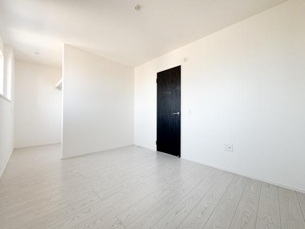 大字光吉5期1号棟の洋室|明るい光が差し込む洋室です。シンプルな内装が特徴的でさまざまなインテリアに合わせやすい空間です。清潔感のある白い壁とフローリングが広がりを感じさせます。